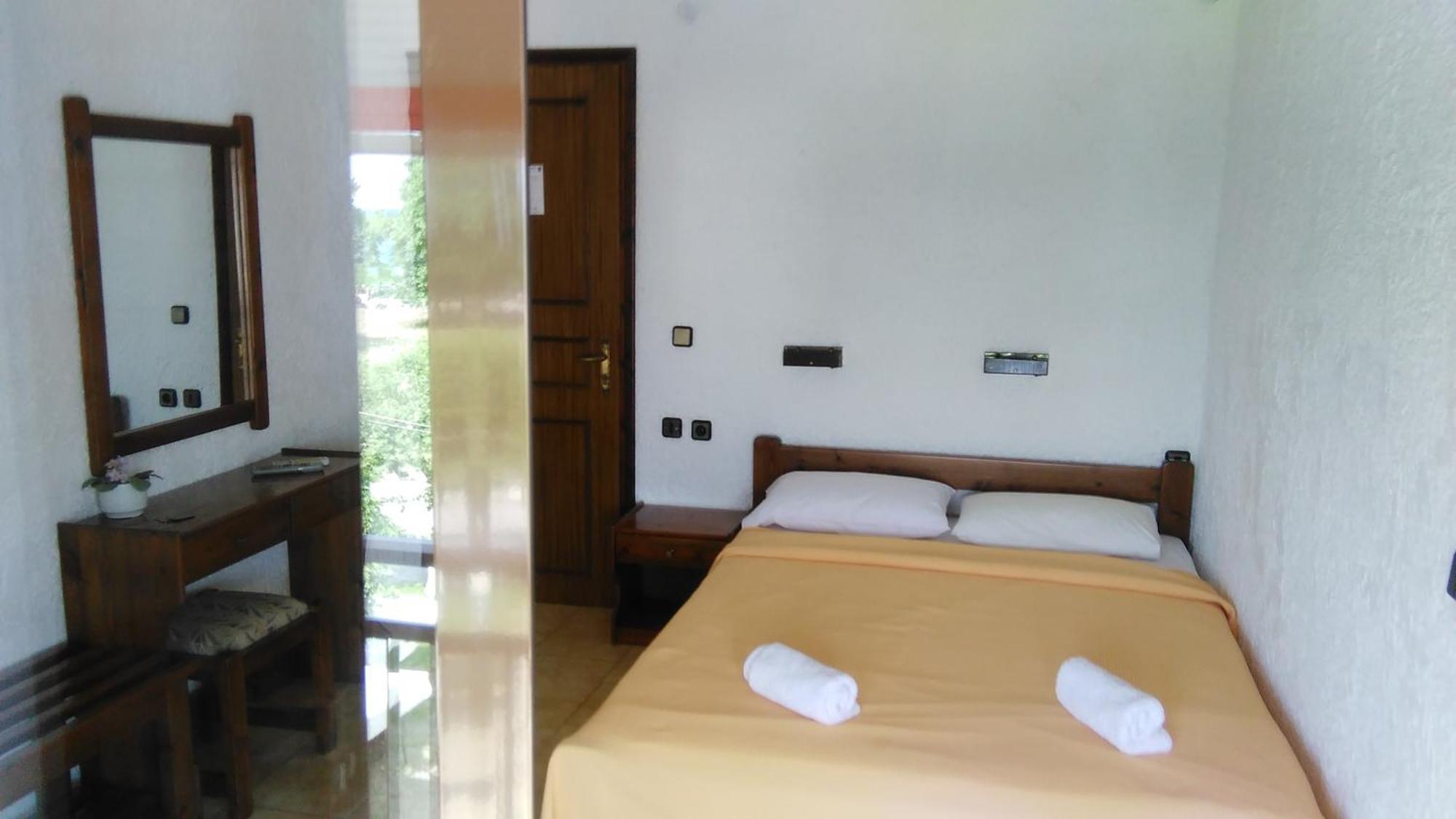 Hotel Lefkes Paralía Skotínis Cameră foto